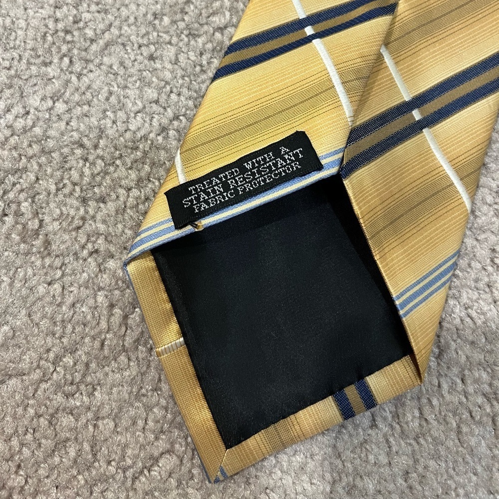 Van Heusen 100% Silk Plaid Tie - Picture 4 of 7